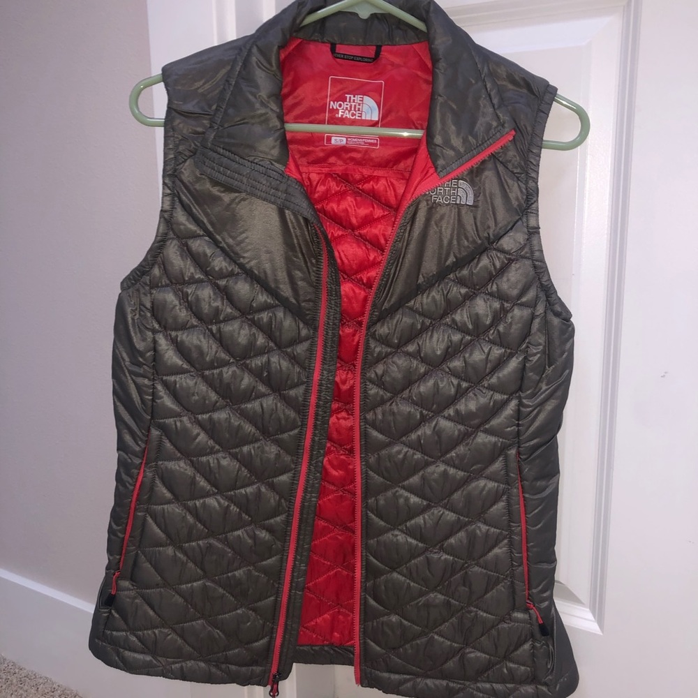 North face thin puffy vest